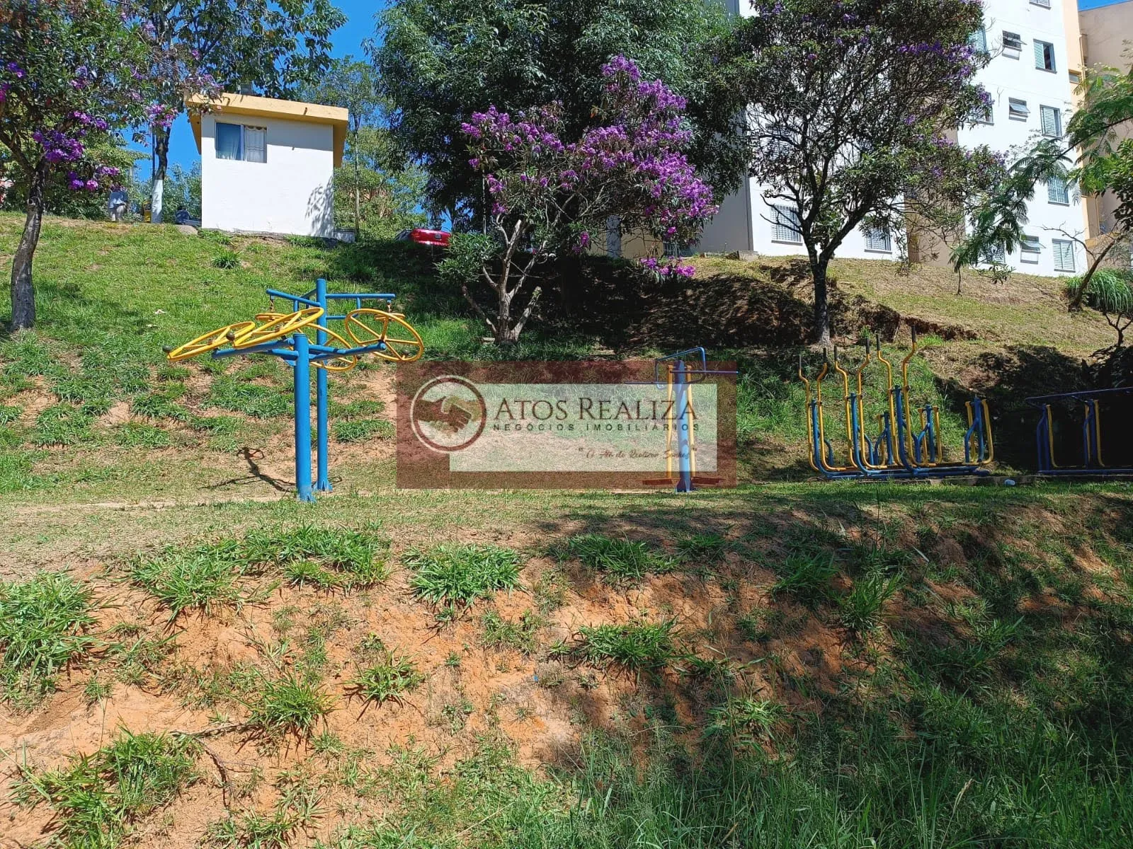 Imagem Vendo Oportunidade no Guarapiranga. Apartamento de 2 dormitórios, Sala, cozinha,Banheiro, área de serviço, 1 vaga de garagem, por R$. 150.000, aceita carro e moto como parte de pagamento, próximo ao parque Guarapiranga. Oportunidade.
