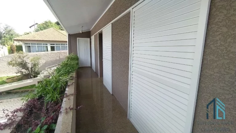 Imagem Casa, 04 quartos c/suíte, 02 subsolos tipo bunker, com 05 ambientes subterrâneos amplos, ideal para adega e estúdio, em Curitiba PR