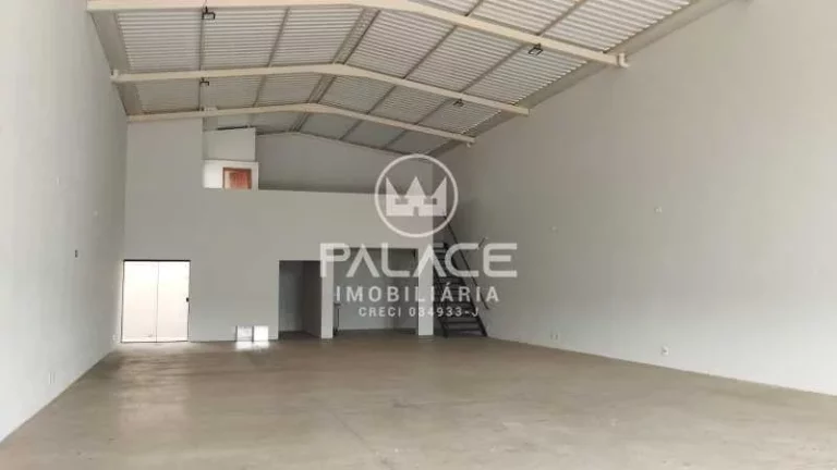 Imagem .Barracão excelente localização com 271,75 m²
 Salão comercial 
 02 banheiros social,;
 Cozinh...