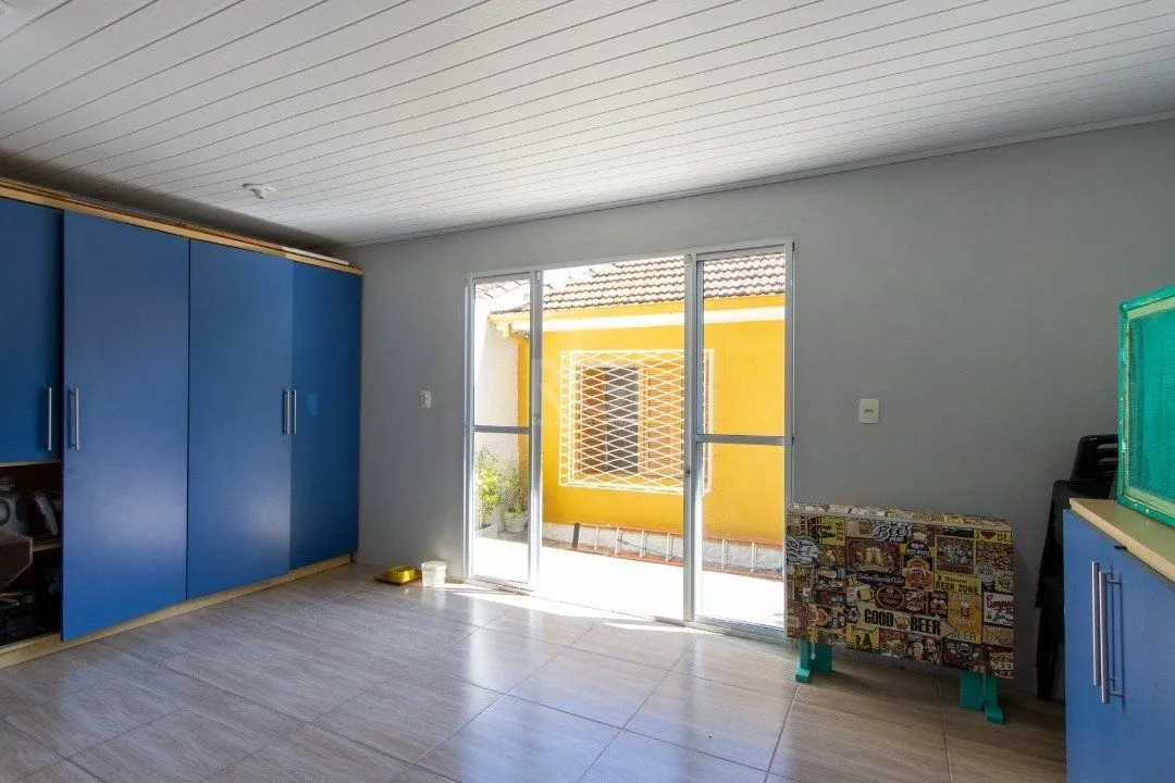 Imagem Sobrado à venda no Bairro Medianeira, reformado, 3 quartos, lareira, churrasqueira, 3 vagas