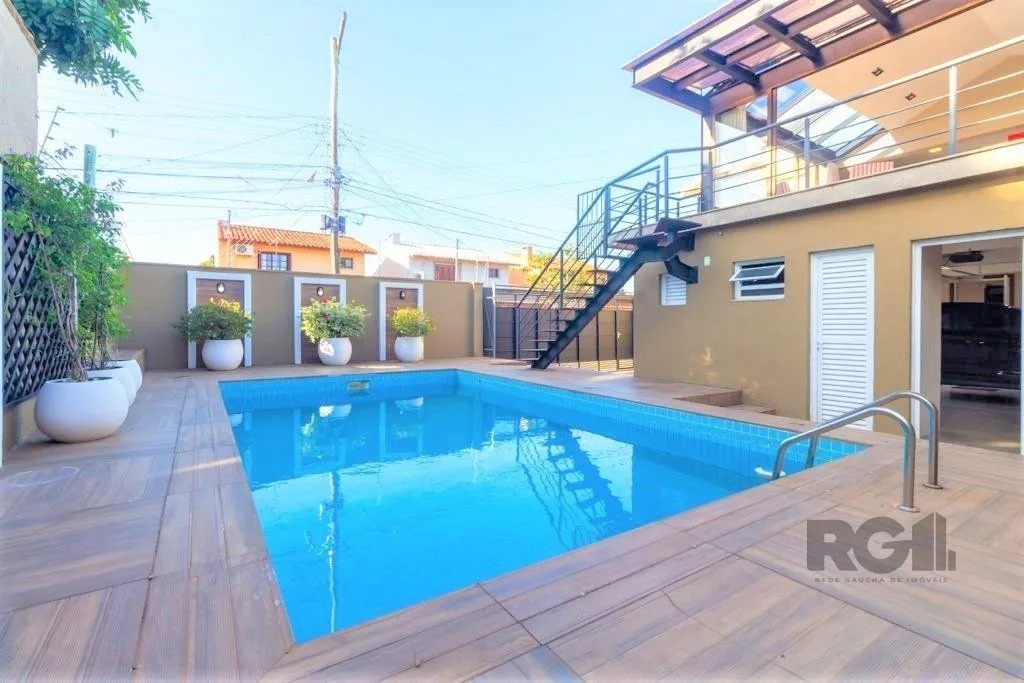 Imagem Casa de 380m², bairro Guarujá