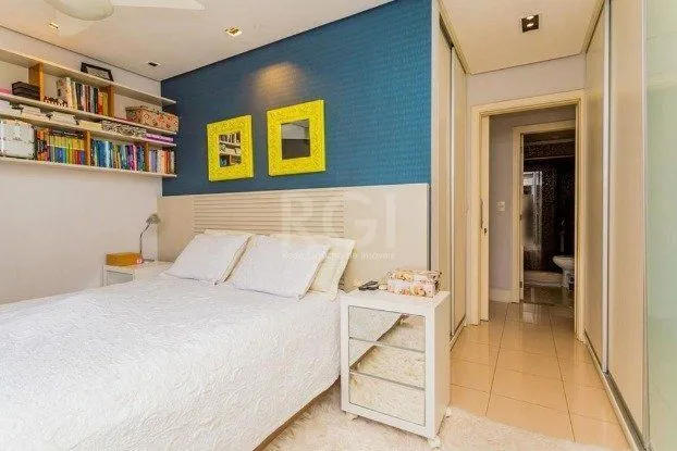 Imagem Excelente apartamento de 03 dormitórios com 4 vagas de garagem.