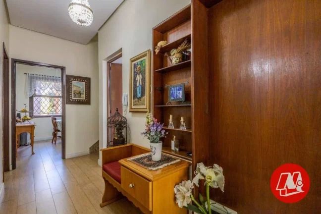 Imagem No bairro Rio Branco, casa de 337 m², semimobiliáda, 4 dormitórios, 3 vagas, jardim com piscina.