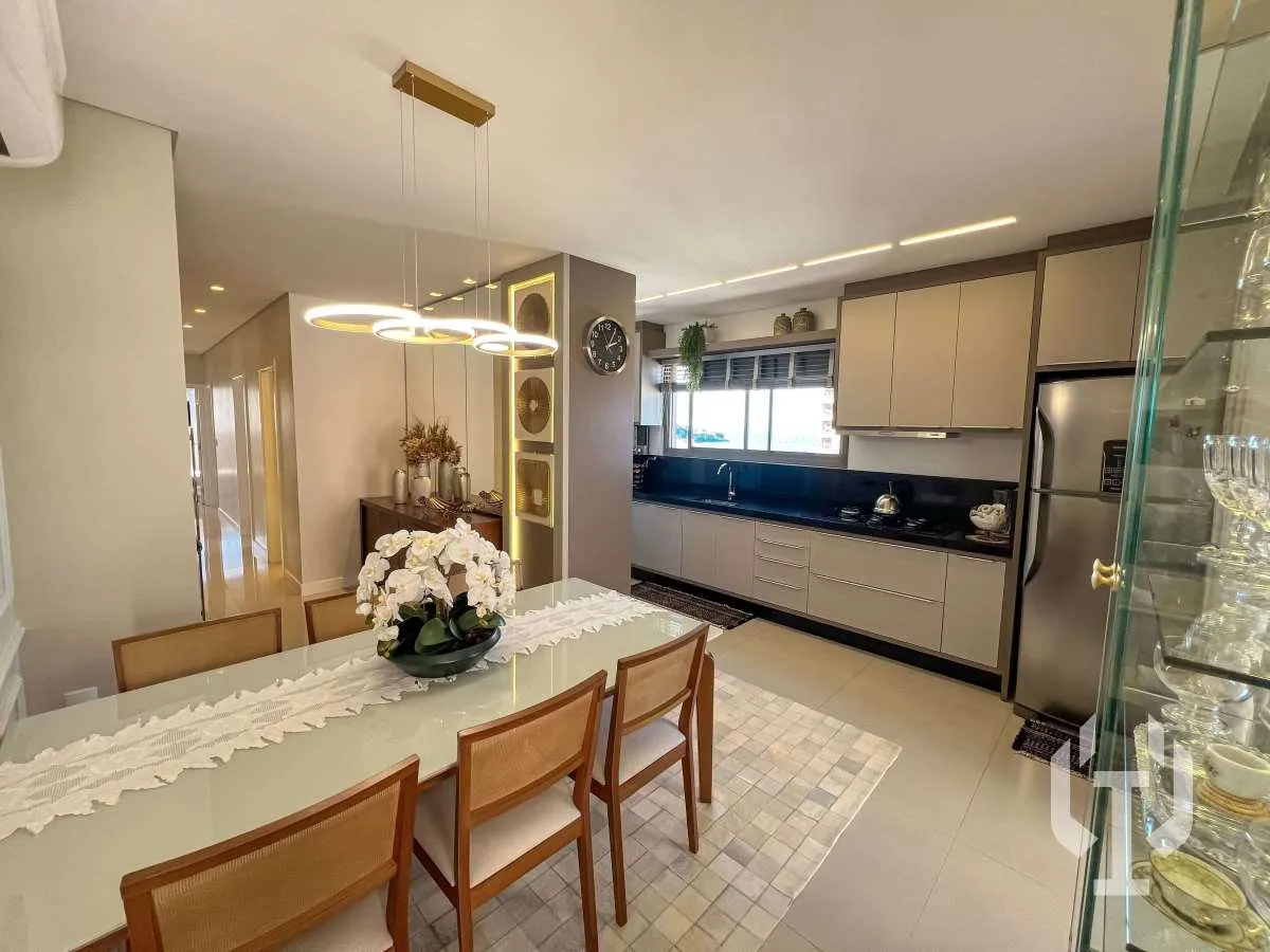 Imagem Apartamento mobiliado de 3 suítes e 2 vagas de garagem no Centro de Itapema