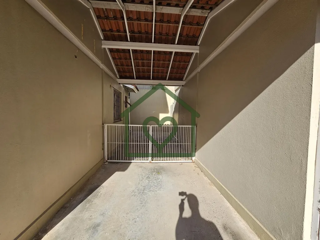 Imagem Casa em condomínio reformada e semimobiliada, com vaga para até 04 carros.

Térreo com living de ...