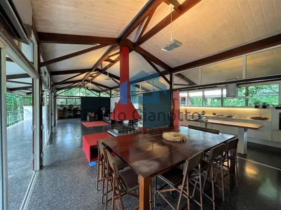 Imagem Casa à venda em condomínio autoral na Granja Viana