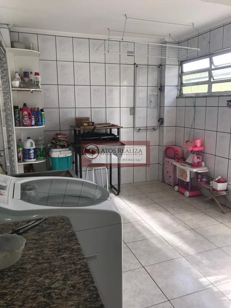 Imagem Vendo super oportunidade na vila inglesa, região do Jardim Alzira. Sobrado de 116m2, com 3 Dormitorios, sendo 1 Suíte, todos com Armários, quatro de empregada, 2 vagas de garagem com luz automática, portão automático, corredor lateral, 2 Caixa d'água de 5