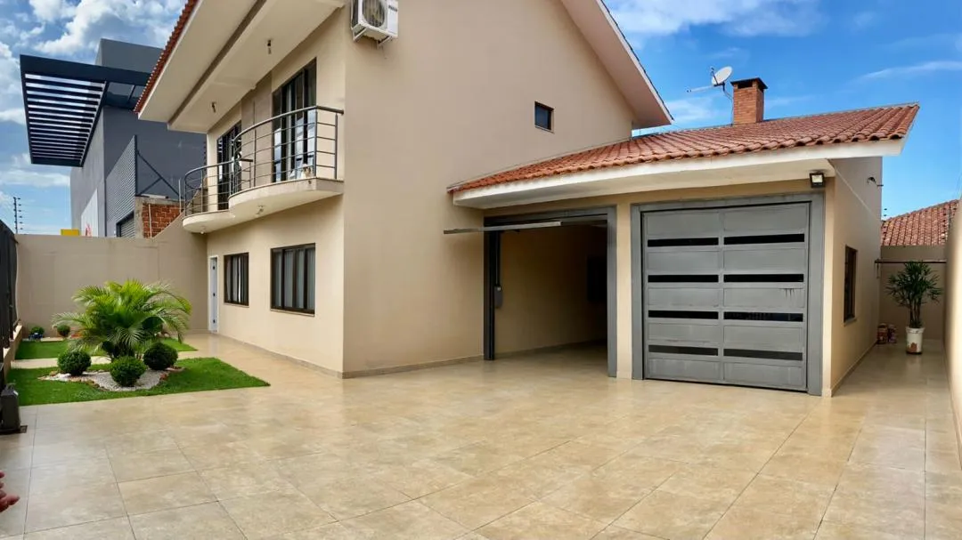 Imagem Sobrado semimobiliado com 4 vagas de garagem, churrasqueira e suíte em Cascavel, Bairro Neva - Venda