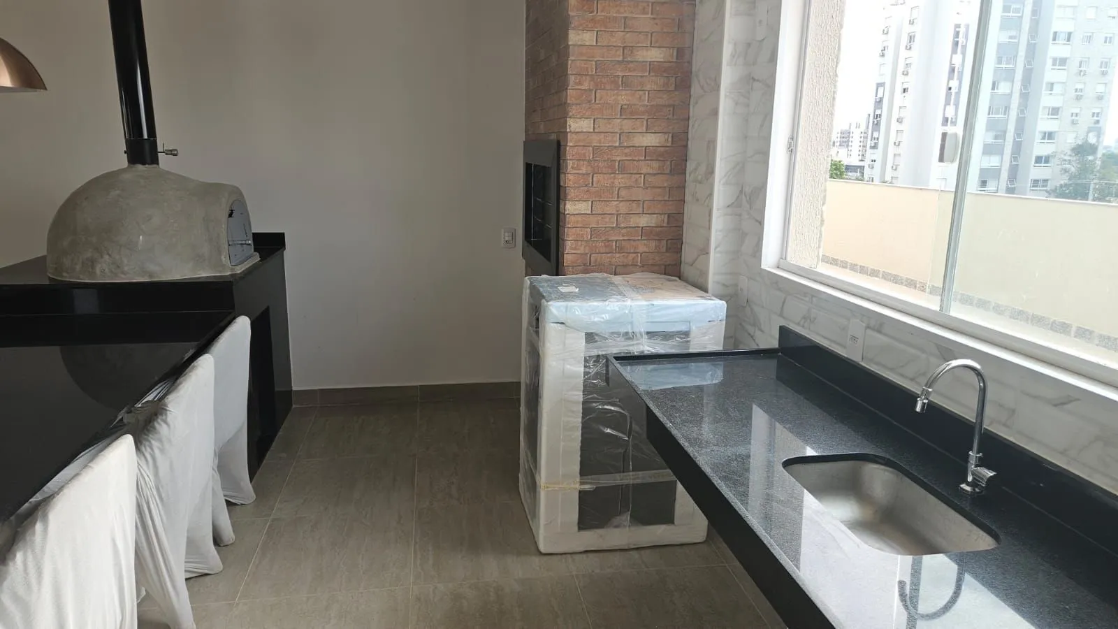Imagem Apartamento 2 dormitórios , suíte , sacada com churrasqueira , 1 vaga de garagem coberta !