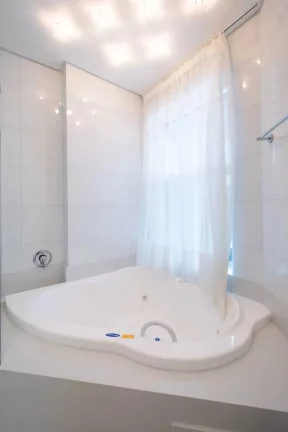 Imagem Apartamento mobiliado com 4 suítes e 3 vagas de garagem em Itapema