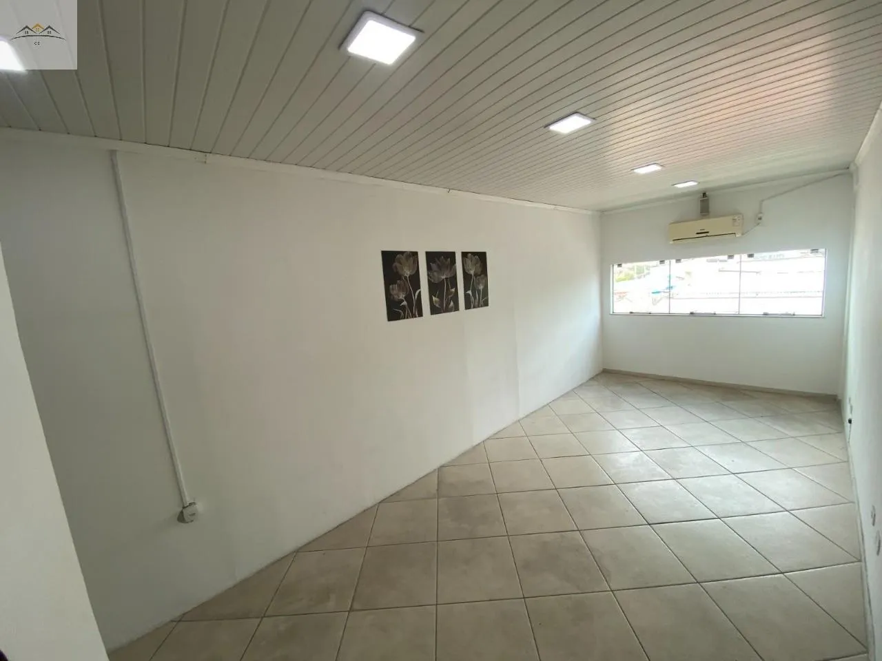 Imagem Sala Comercial para alugar no Centro de Osasco 30m² 1 wc com ar condicionado.