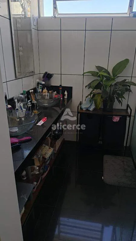 Imagem Apartamento semimobiliado com **03 dormitórios**, localizado em uma das regiões mais estratégicas do bairro Estreito.