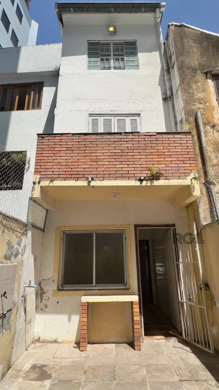 Imagem CASA COM 4 DORMITÓRIOS E PÁTIO COM CHURRASQUEIRA NO CENTRO HISTÓRICO