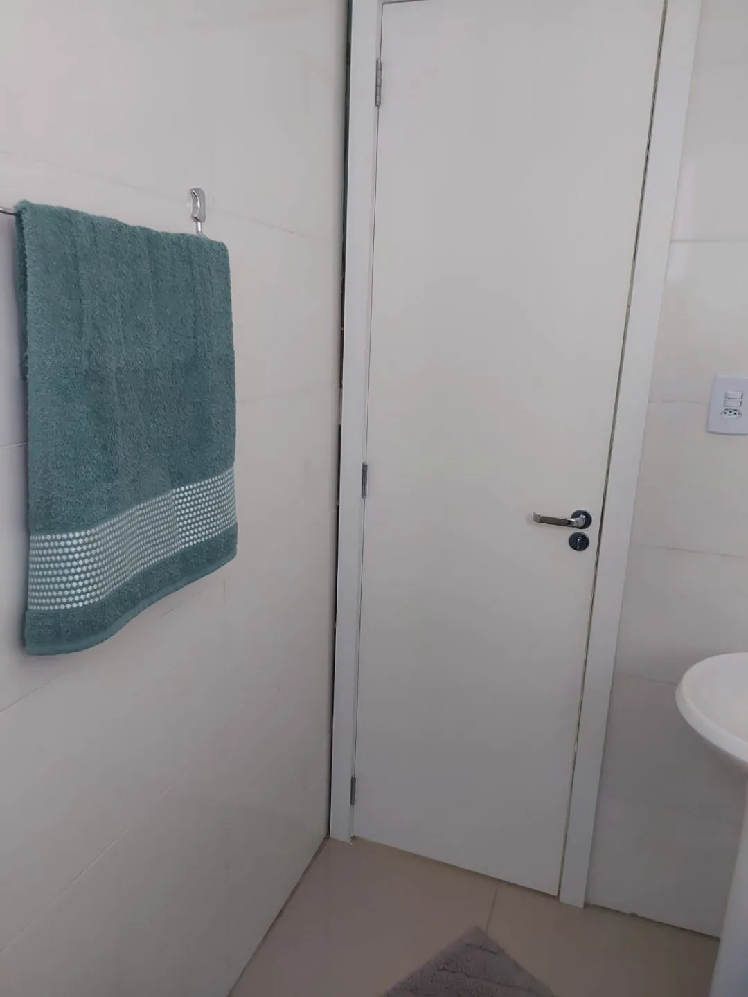 Imagem Casa de porteira fechada, nunca habitada, pronta para você entrar e morar!