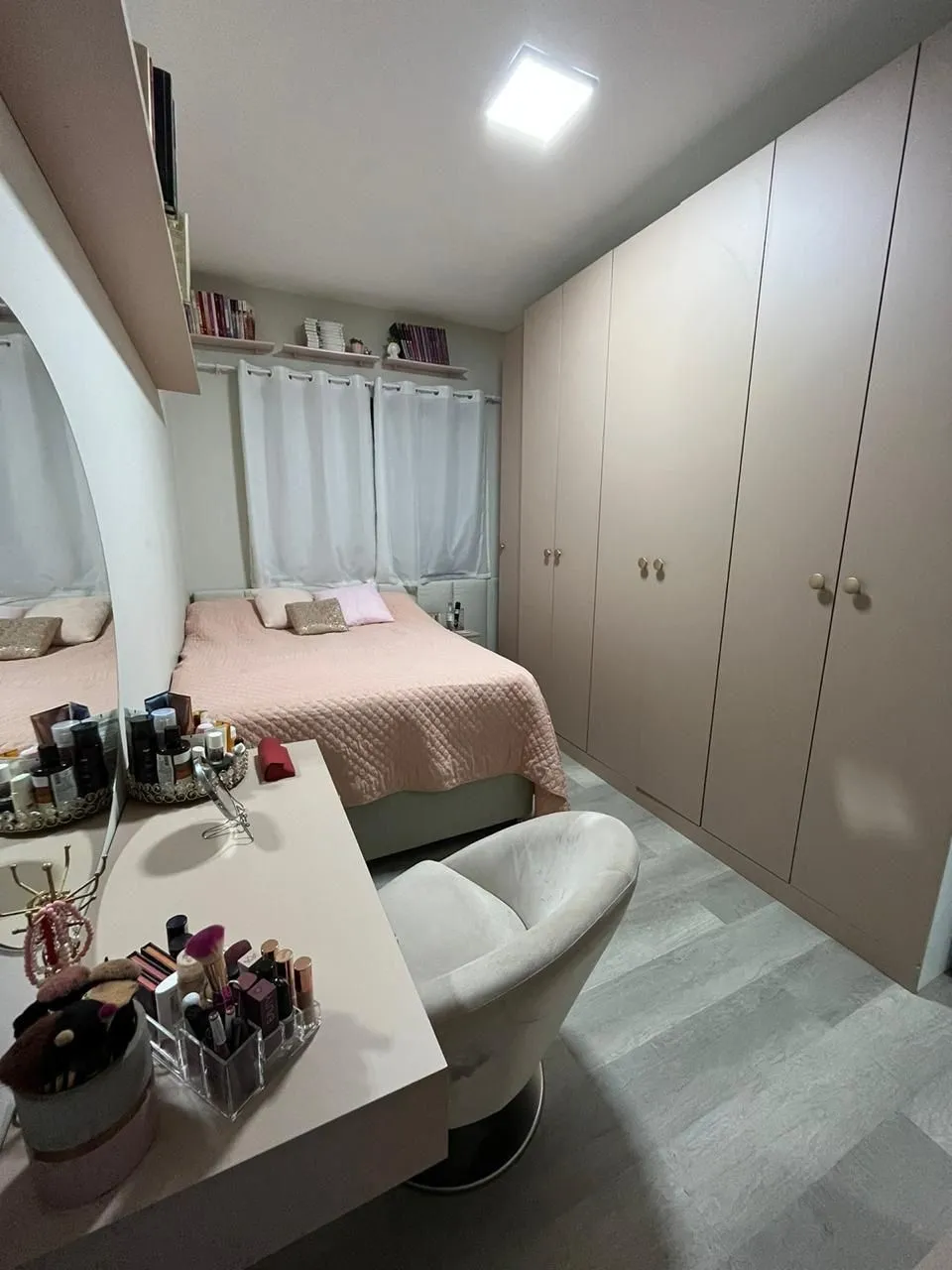 Imagem Casa em condomínio com 3 dormitórios, suíte e 2 vagas.