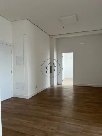 Imagem Sala comercial com 57m² muito bem distribuídos, piso vinílico de alto padrão com rodapé em toda...