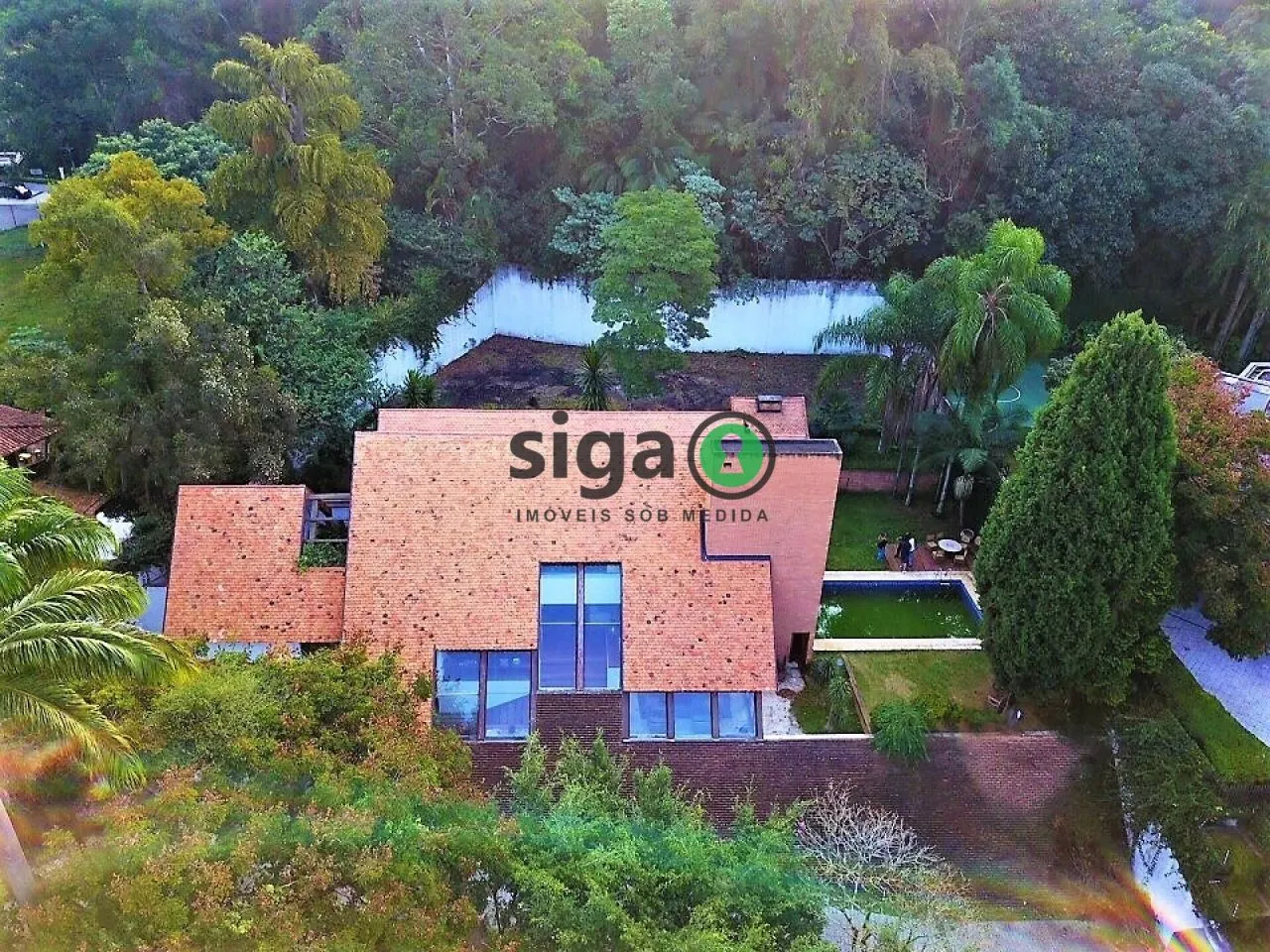 Imagem Casa de Luxo Projetada por Marcos Tomanik no Morumbi - Vizinha a Área Verde Tombada