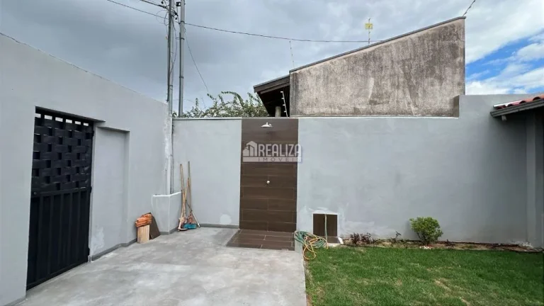 Imagem Casa para alugar no bairro Cidade Nova, Uberaba - 2 dormitórios, 1 suíte, 4 garagens
