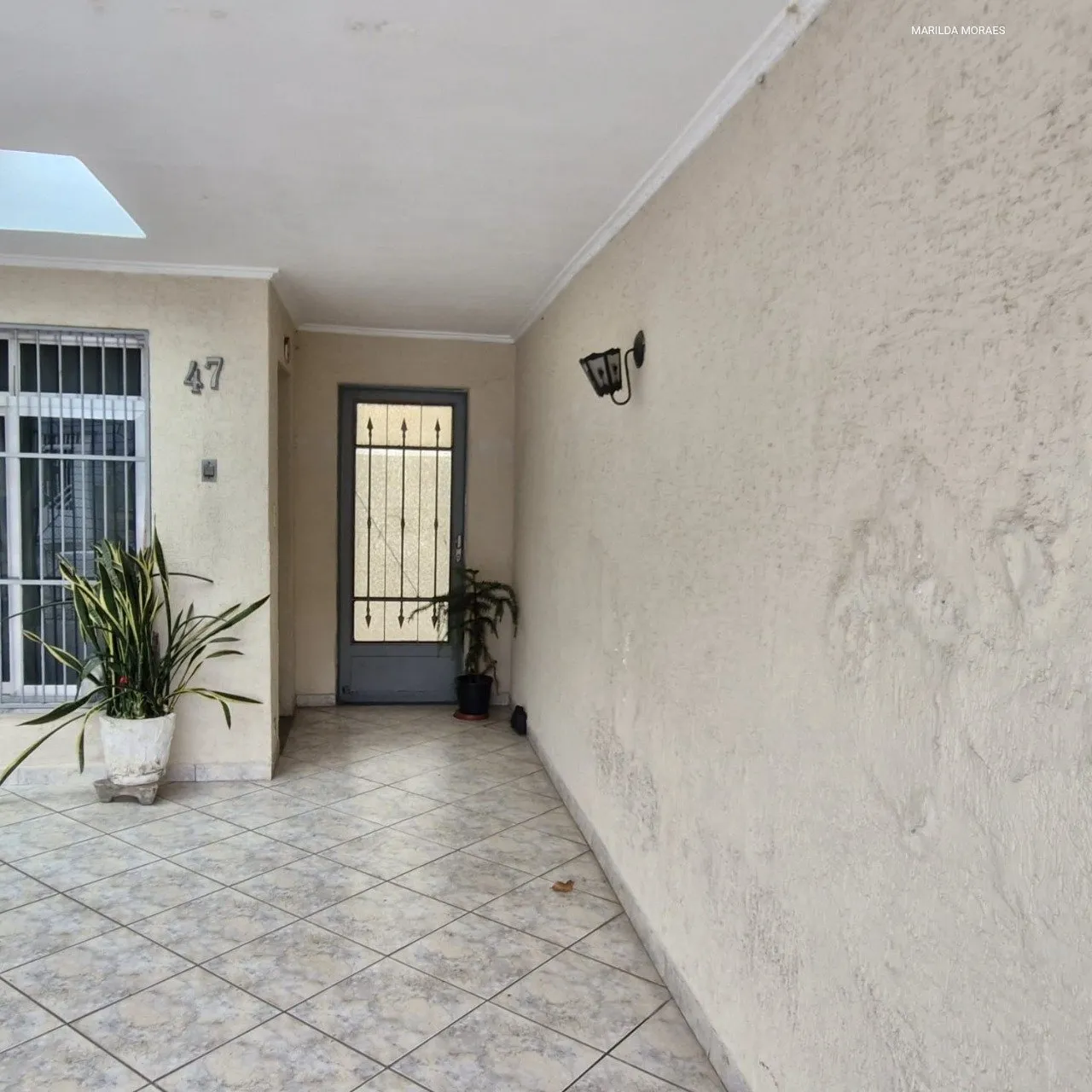 Imagem Casa confortável de 2 dormitórios, 2 banheiros, sala para dois ambientes, com entrada lateral e va...