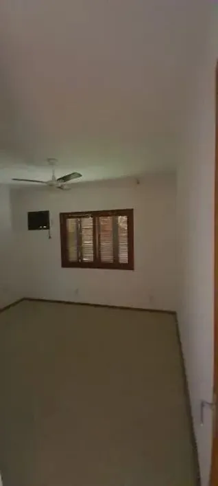 Imagem Casa térrea com 2 dormitórios, amplo pátio e 3 vagas.