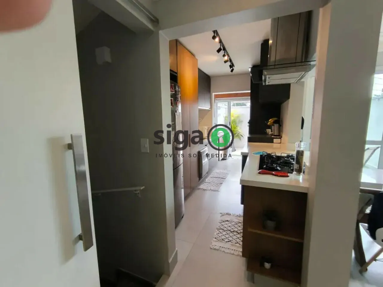 Imagem Casa sofisticada com jacuzzi privativa e acabamento contemporâneo.