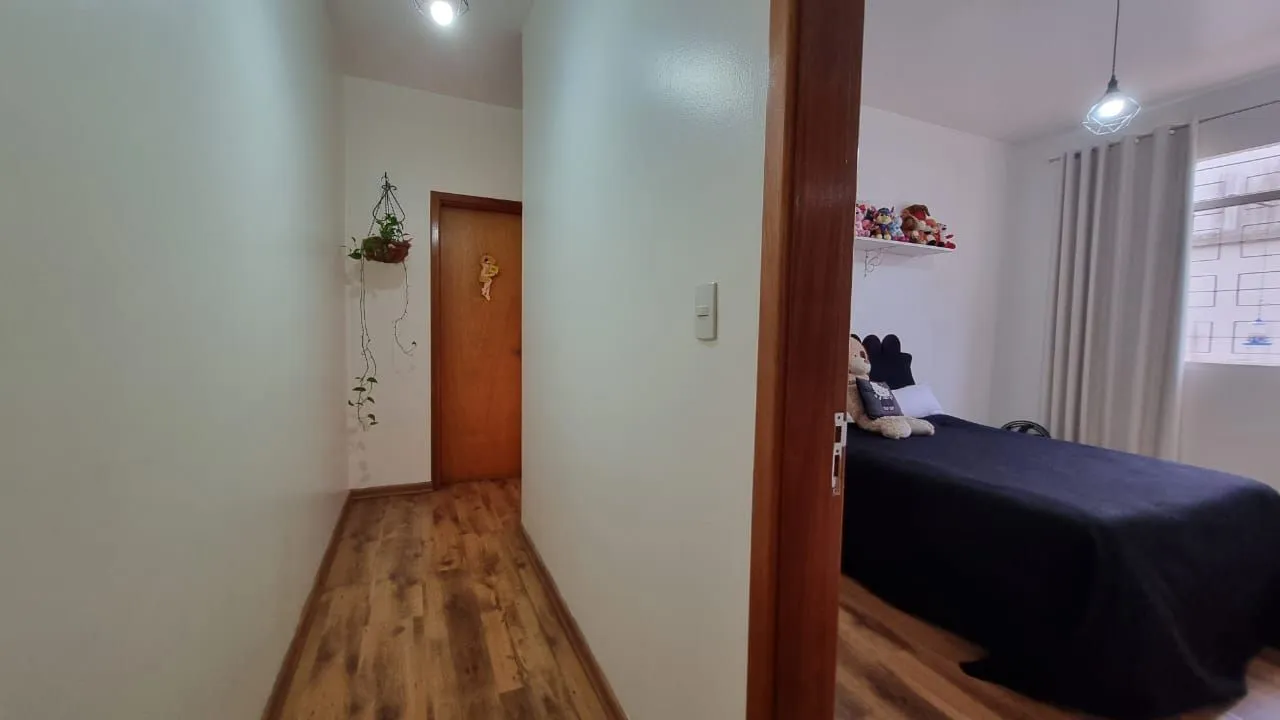 Imagem Aproveite o sol e a vista, apartamento para venda de frente com sacada, 2 dormitórios com 1 vaga no bairro Santana em Porto Alegre/RS.