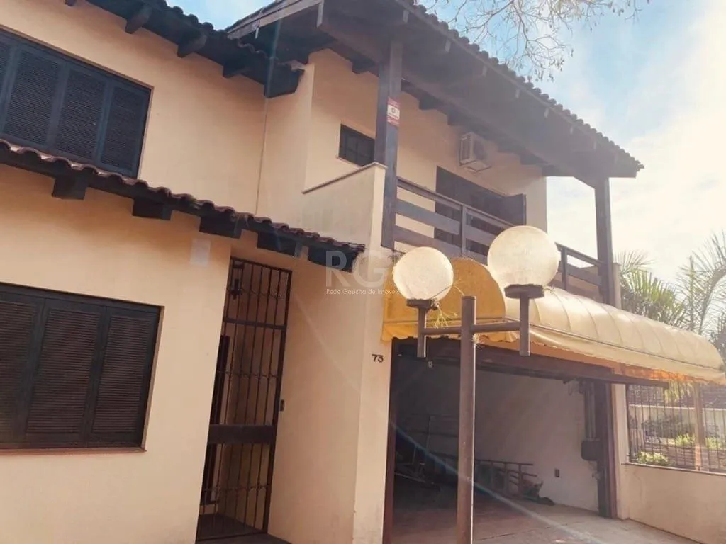 Imagem Encantadora residência com 03 dormitórios sendo 01 suíte e piscina.
