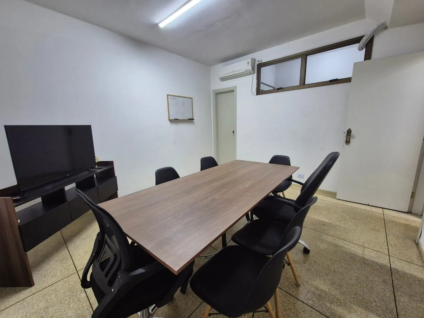 Imagem Amplo e Funcional Ponto Comercial no Térreo do Edifício Vieira Santos no Centro, Próximo a Tudo o Que Você Precisa