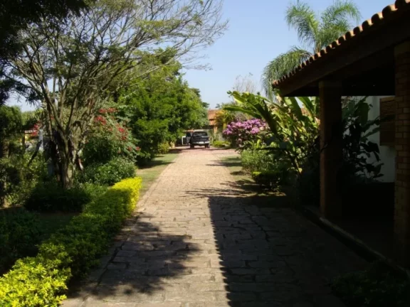 Imagem Chácara com terreno de 2.500m2 e com área construída de 540m2, com duas casas (sede e hóspedes),...