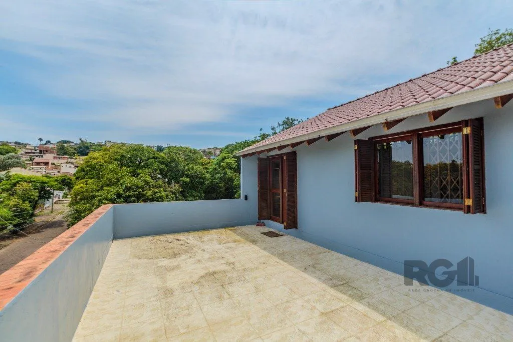 Imagem Casa 253m², 3 suítes, pátio, churrasqueira e vaga de garagem para 4 carros no bairro Nonoai