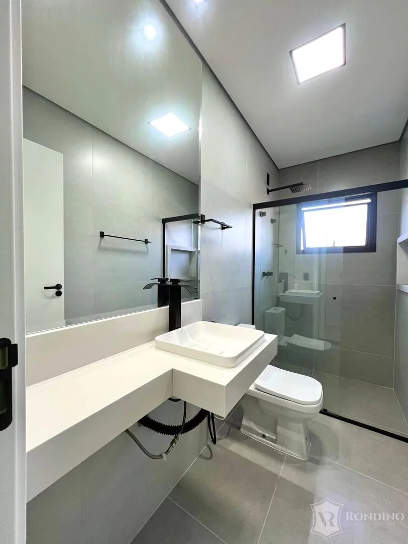 Imagem Casa Assobradada com Piscina escritório e quintal.