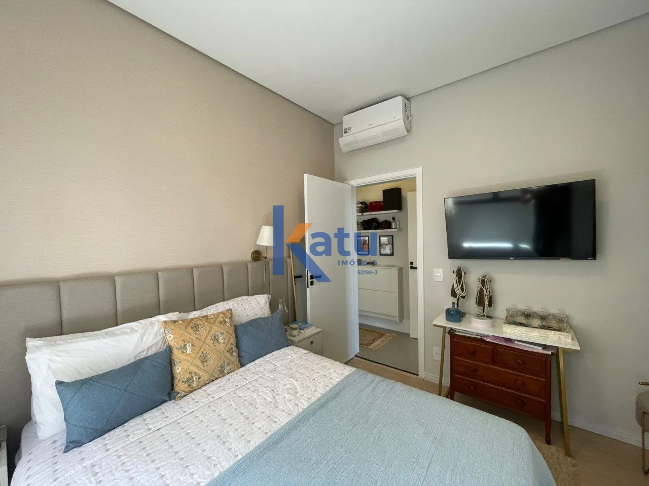 Imagem Descubra esta encantadora casa em condomínio no Jardim Ermida I, Jundiaí. Com 217 m² de área pri...