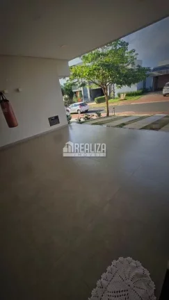 Imagem Casa à venda com 3 dormitórios e energia fotovoltaica no Condomínio Estância dos Ipês, em Uberaba