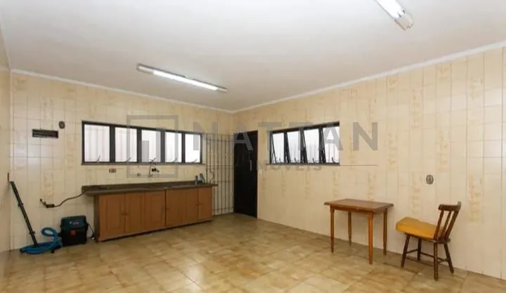 Imagem Casa à venda com 3 dormitórios, 4 banheiros, salão de festas e terreno de 208 m²