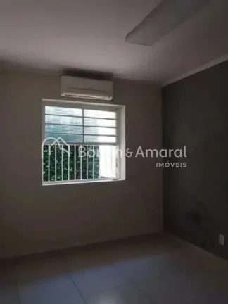 Imagem Excelente oportunidade para quem busca um imóvel amplo, bem conservado e com localização estraté...