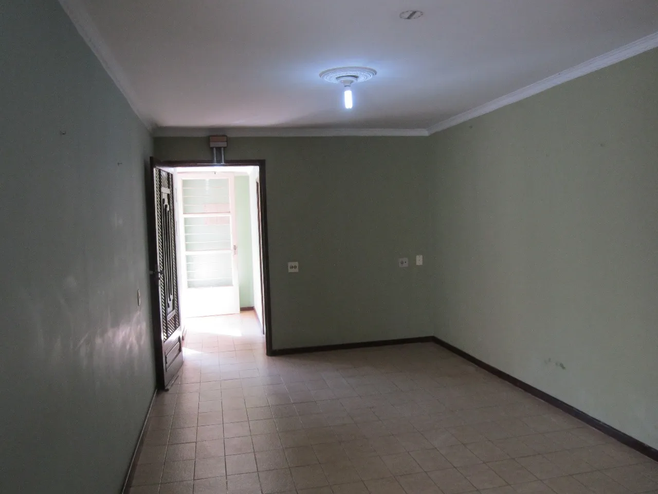 Imagem Casa comercial de luxo para locação na Vila Augusta, Sorocaba-SP: 6 quartos, 4 suítes, 2 salas, 5 banheiros, 2 vagas de garagem.