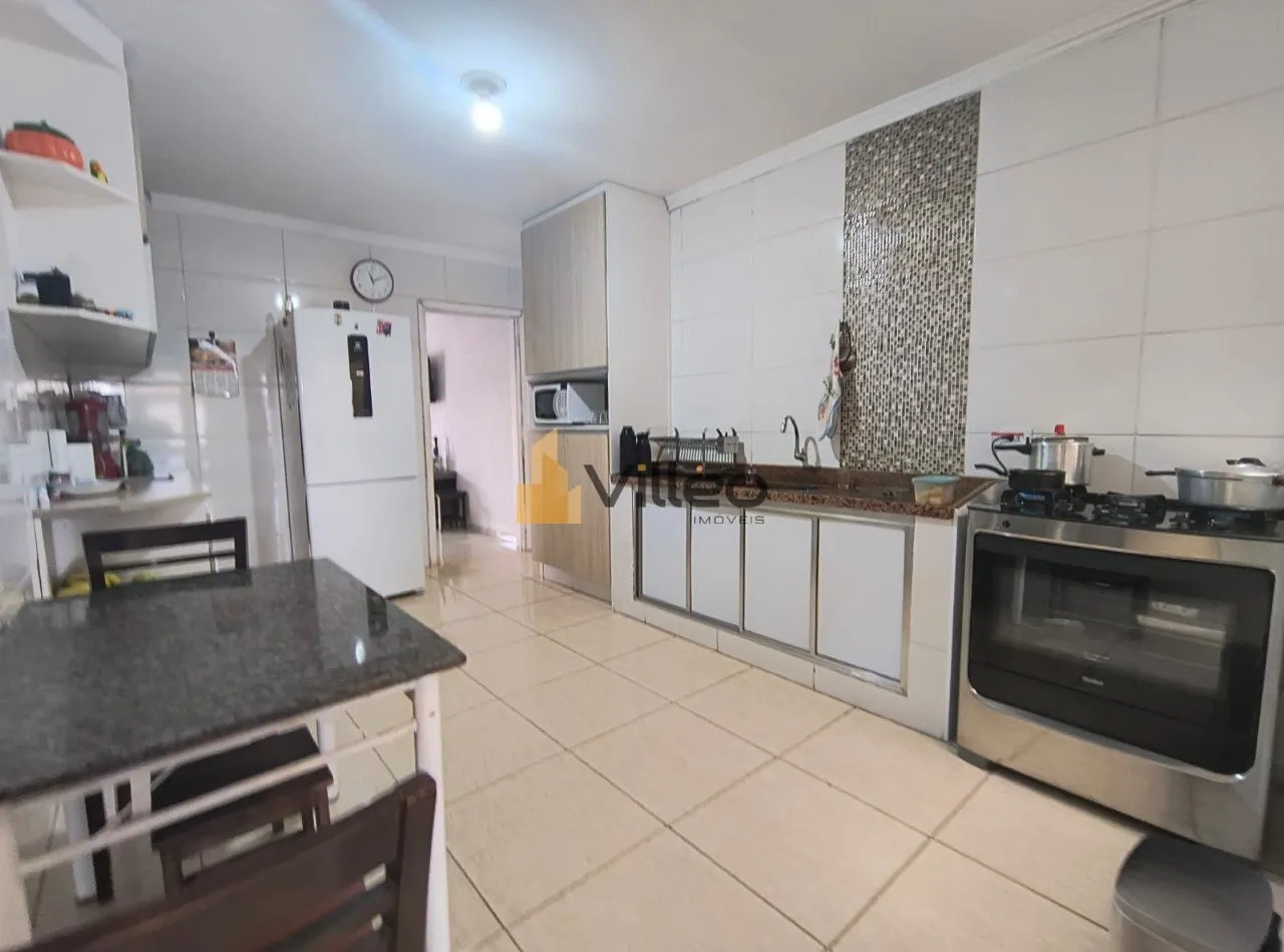 Imagem Descrição do Imóvel:

Descubra o prazer de viver em uma residência que combina elegância, funci...
