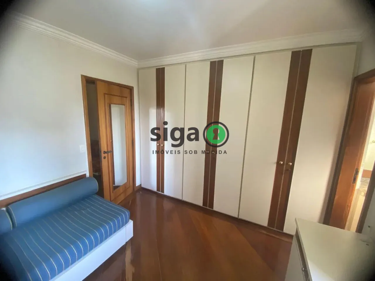 Imagem Apartamento á Venda - 235m², 4 Suítes e 4 Vagas em Moema.