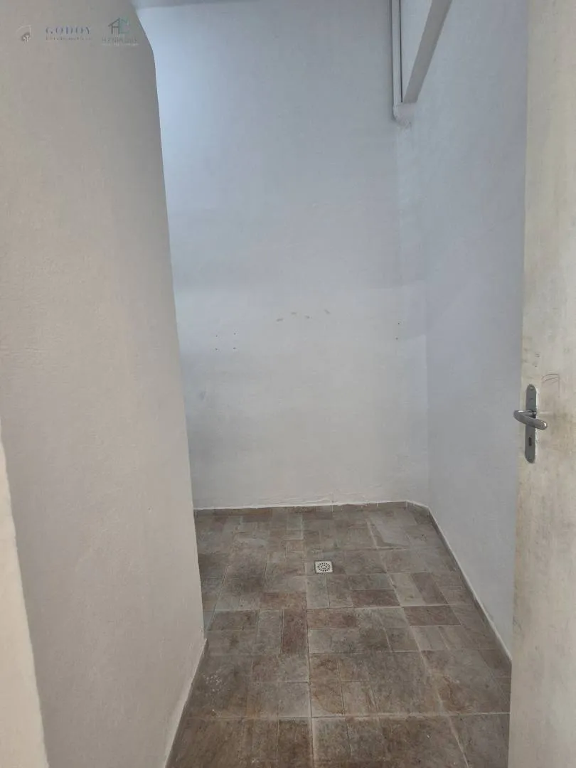 Imagem Ponto Comercial com Salão Amplo e 3 Portas de Esquina com 96,59 m²
