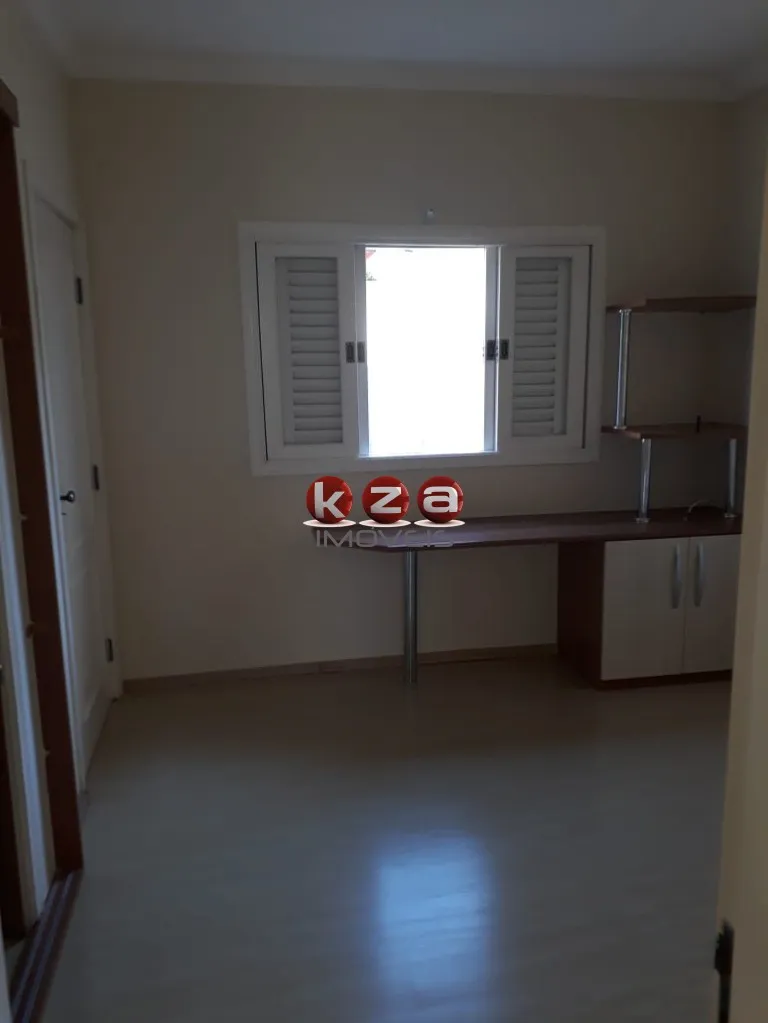 Imagem Casa de 3 quartos no Condomínio Terras do Caribe, em Valinhos-SP: 3 salas, 1 suíte, 4 vagas de garagem e 218m² de área.