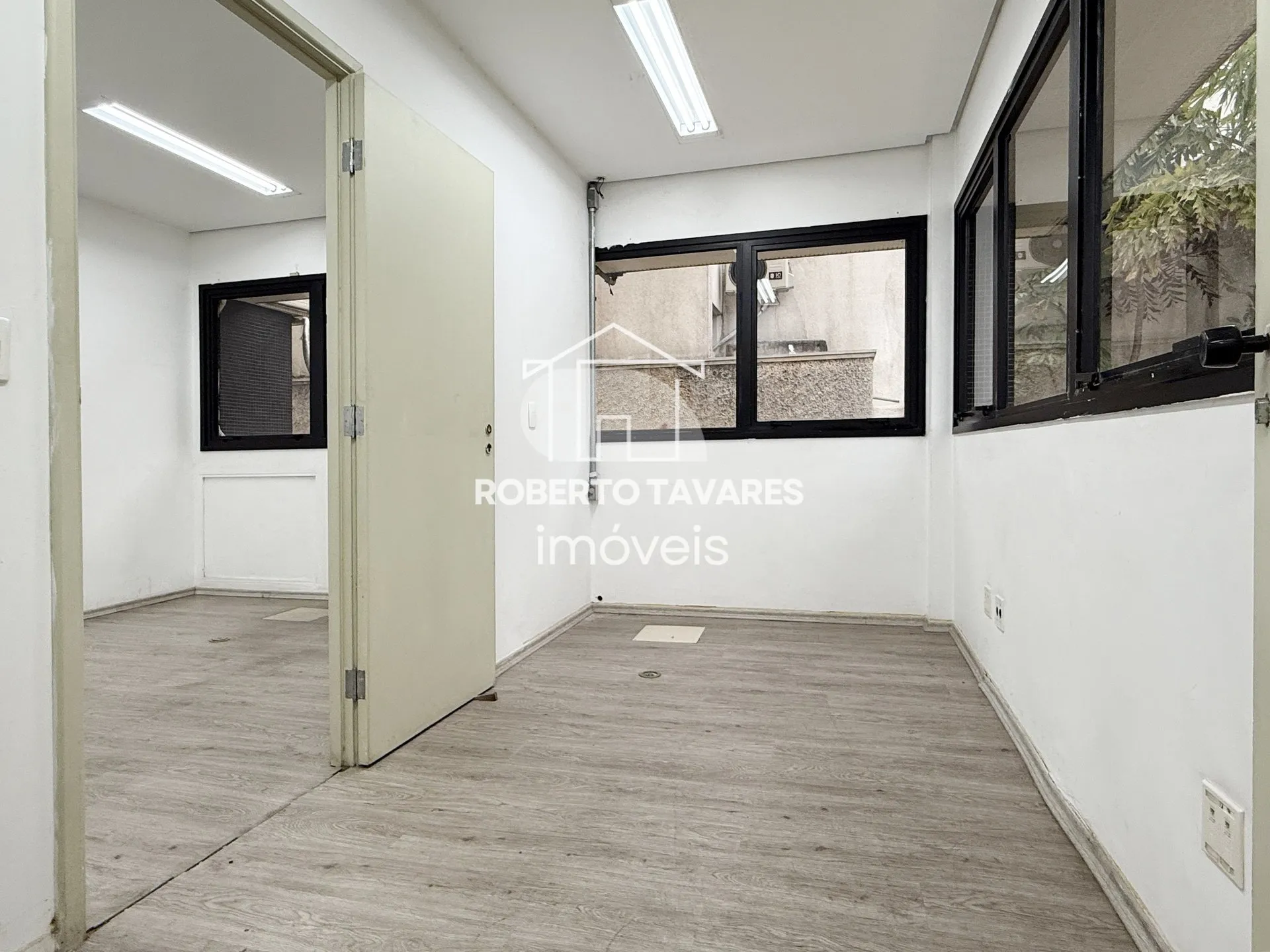 Imagem Prédio monousuário, com 11 andares, 1723m² de área útil, 4032m² de área total, 33 vagas de garagem.