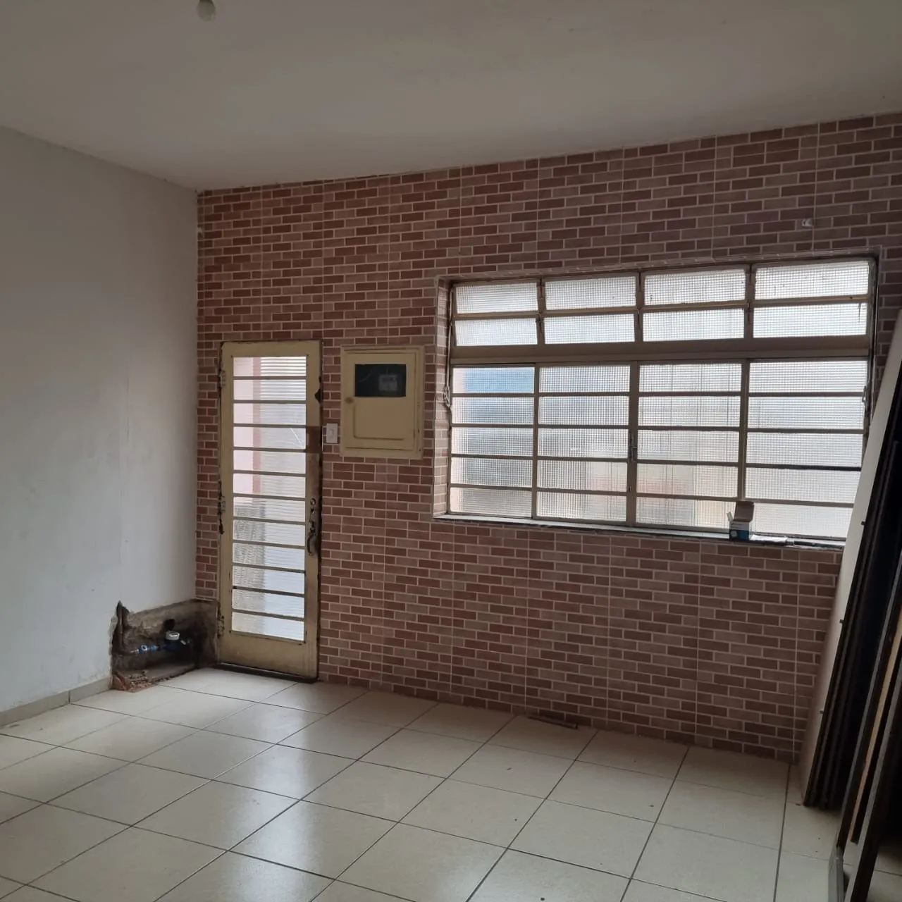 Imagem Casa Comercial Versátil no Centro: Ideal para Consultórios, Escritórios ou Residencial