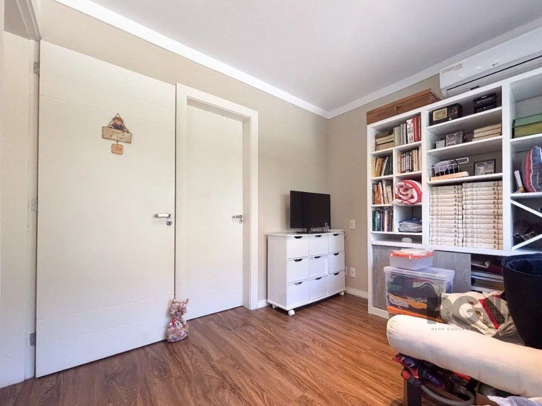 Imagem Casa em condomínio com pátio, piscina, 3 suítes e 2 vagas