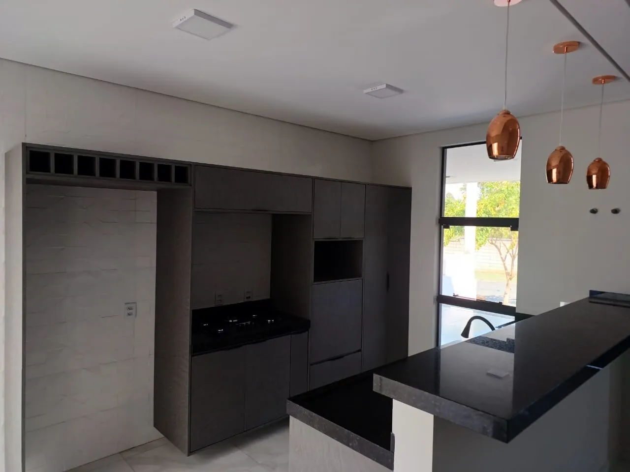 Imagem Casa de Luxo em Condomínio na Aparecidinha, Sorocaba-SP: 3 Quartos, 3 Suítes, 4 Vagas - 181m² - Venda ou Locação