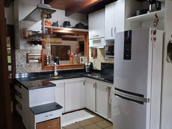 Imagem Espaçosa casa em Garopaba-SC: 3 dormitórios, suíte, jardim e documentação completa.