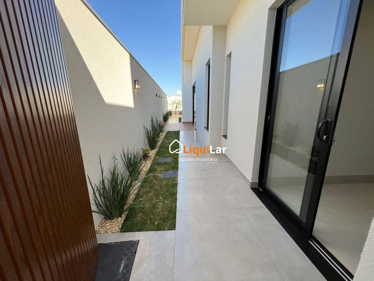 Imagem Casa de Alto Padrão com 3 Suítes, Piscina e Energia Fotovoltaica em Condomínio Fechado