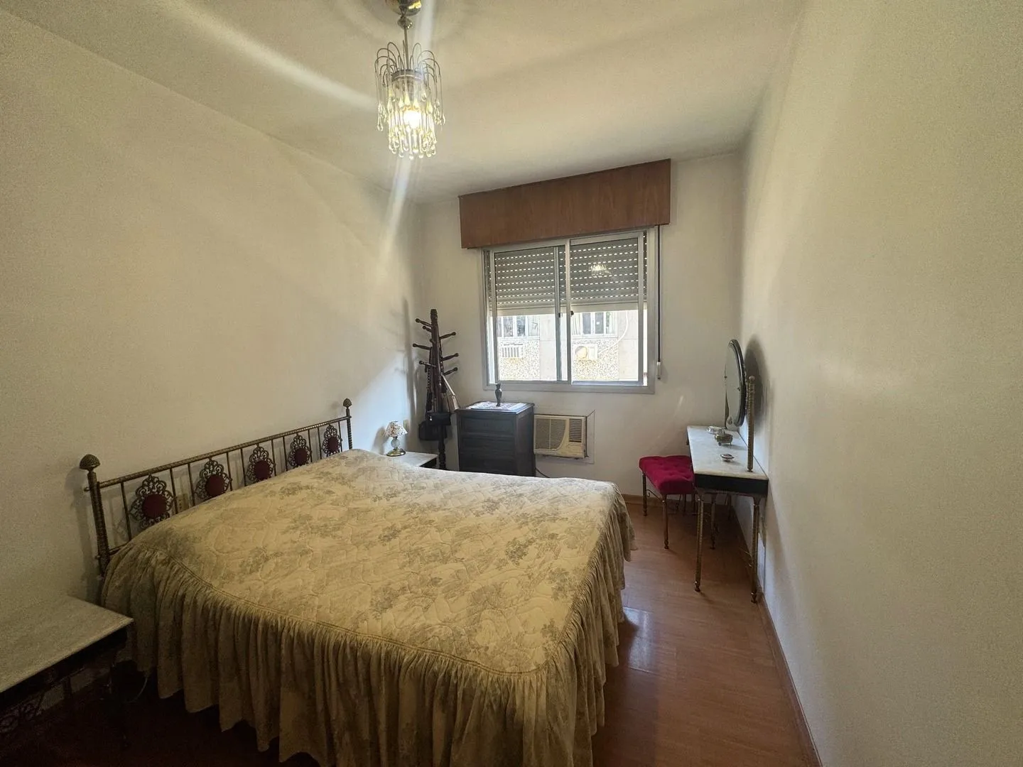 Imagem Apartamento dois dormitórios ( uma suíte) garagem/depósito Bairro Menino Deus