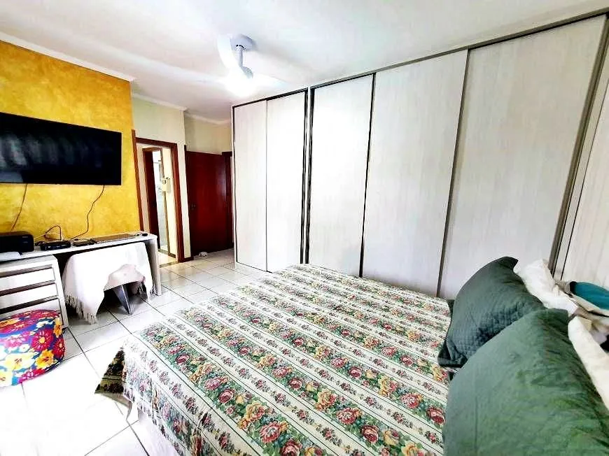 Imagem Casa à venda com 343m² I 5 Dormitórios I 2 suítes I Piscina - em Carianos Florianópolis