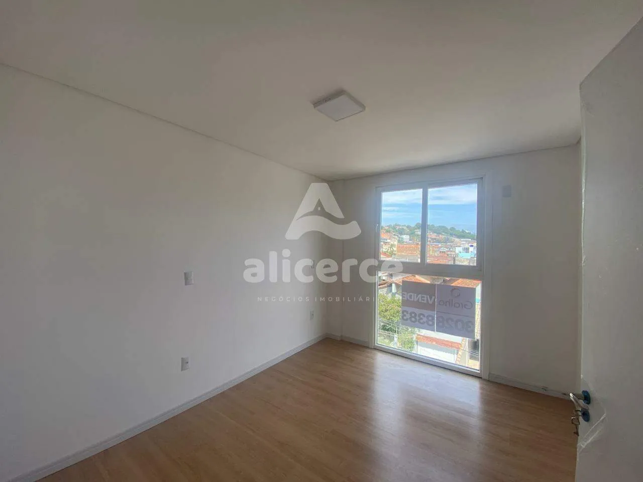 Imagem Apartamento para Locação em Coqueiros com 2 Dormitórios, 1 Suíte e Sol o Dia Todo
