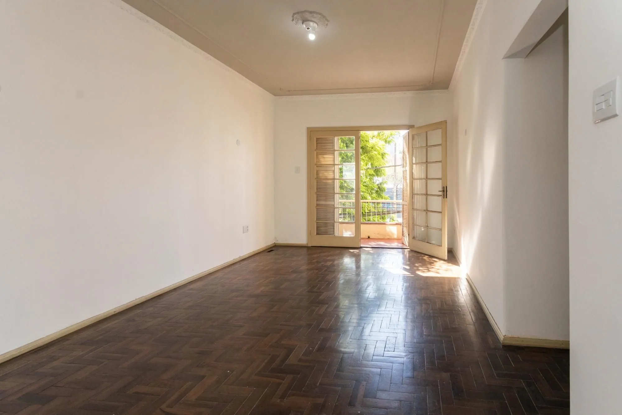 Imagem Amplo Apartamento de 3 Dormitórios com Sacada e Garagem na Av. Protásio Alves